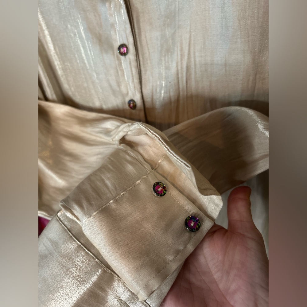 ✌️4 for $20✌️ Shimmery satiny Puli blouse - Picture 7 of 14